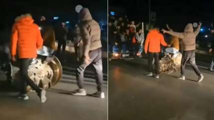 Suriye'de iktidar sallanıyor... Muhalifler Dera'yı da ele geçirdi: Hafız Esad'ın heykeli sokaklarda böyle gezdirildi
