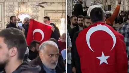 Suriye'de tarihi anlar! Binlerin akın ettiği Emevi Camii'nde Türk bayrağı açıldı...