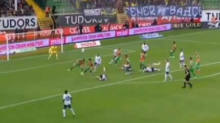 Herkes Mertens'e kızıyor ama... İşte aynı anda 3 Fenerli futbolcunun kendini yere attığı o pozisyon