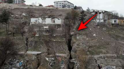 Ankara'daki deprem sonrası korkutan olay! Yarıklar oluştu! "Her gün kayıyoruz" diyen mahalleli tedirgin...