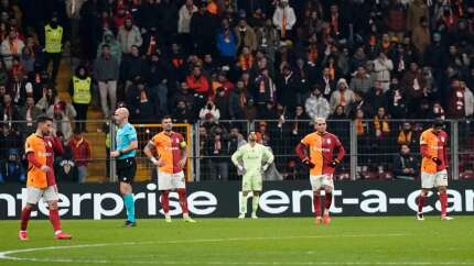 Kalede Günay Güvenç devleşti, Galatasaray Avrupa'ya veda etti! Galatasaray 2 - 2 AZ Alkmaar | Maçın özeti