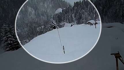 Yürekler ağza gelmişti! Rize'de çığ düşme anı güvenlik kamerasında!
