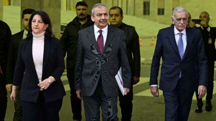 İmralı’da tarihi gün: Öcalan’dan silah bırak çağrısı mı geliyor? DEM Parti heyeti yola çıktı... 2 ilde dev ekranlar kuruldu
