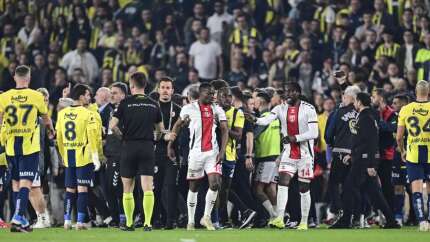 Kadıköy'de maç bitti saha içi karıştı: Oyuncular bir anda birbirine girdi!