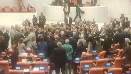 TBMM Genel Kurulu'nda gergin anlar! CHP'li Ali Mahir Başarır kolonya şişesi fırlattı, arbede çıktı!