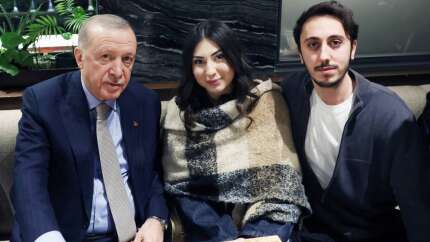 Cumhurbaşkanı Recep Tayyip Erdoğan, Ankara'da bir kafede gençlerle sohbet etti, çocukları sevdi