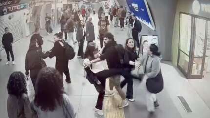 Gayrettepe metrosunda kavga; yürüyen merdivende saldıran kadın aşağı düştü