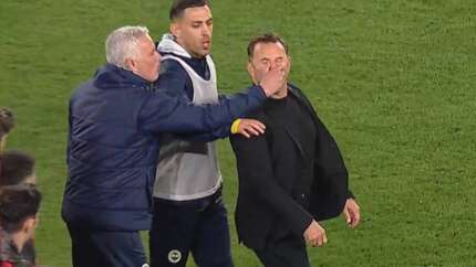 Maç bitti olay çıktı! Jose Mourinho, Okan Buruk'u yere serdi
