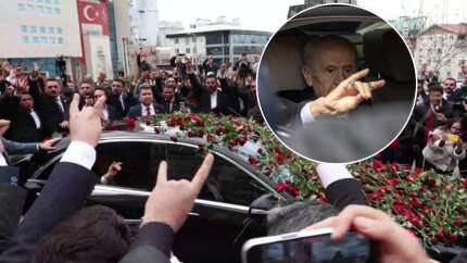 Devlet Bahçeli sahalara döndü! MHP Genel Merkezi'nde karanfillerle karşılandı, bozkurt selamı verdi