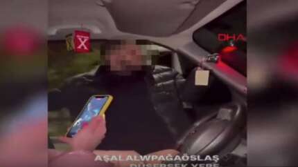 Şovun sonu kötü bitti! Kapıyı açıp dans eden sürücü hareket halindeki aracından yola düştü