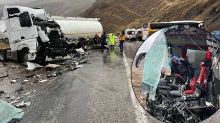 Hakkari'de yolcu otobüsü ile yakıt tankeri kafa kafaya çarpıştı: 1 ölü, çok sayıda yaralı