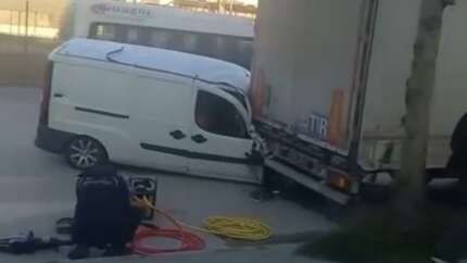Bursa’da tırın altına giren kamyonet sürücüsünden mucizevi kurtuluş! Kendi imkanlarıyla çıktı