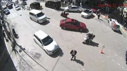 Amasya’da kavşakta kaza! Yayaya çarpan otomobil kamerada