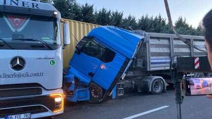 TEM’de zincirleme kaza kamerada! 3 araç çarpıştı, trafik durdu