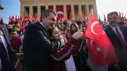 Türkiye 23 Nisan'ı kutluyor... Bakan Tekin çocuklarla Anıtkabir'i ziyaret etti