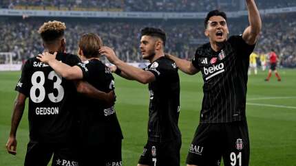 Beşiktaş 20 yıl sonra ilki başardı, Fenerbahçe yarışta havlu attı (Fenerbahçe 0 - 1 Beşiktaş | Maçın özeti)