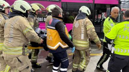 Beylikdüzü'nde iki metrobüs çarpıştı: 1 ölü, 20 yaralı! Acı haberi Valilik duyurdu