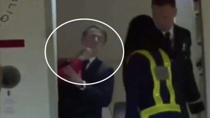 Fransa Cumhurbaşkanı Macron eşinden tokat yedi! Kameralar önünde aile krizi patladı...