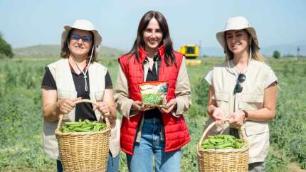 SuperFresh’ten ilham veren proje! Tarımın kadın yıldızları ile Ege’den hasat bezelye