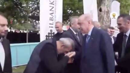 Elini öptü diye linç ettiler! Yavuz Bingöl Cumhurbaşkanı Erdoğan'ın elini öptü, hedef tahtasına oturtuldu...