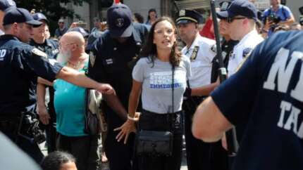 Chuck Schumer'e imza gününde protesto: Ellerinde hep Filistinlilerin kanı olacak