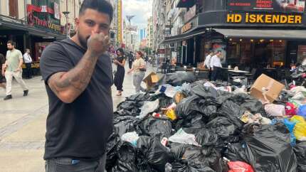 İzmir grev yüzünden kokmaya başladı: Çöpler sokaklara taştı! DİSK'ten yarın için büyük tehdit...