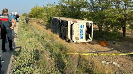 Bayramın ilk günü acı haber... Konya-Adana Karayolu'nda yolcu otobüsü şarampole devrildi: 1 ölü, 23 yaralı