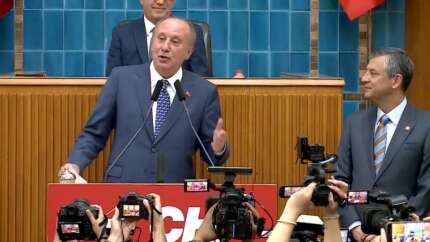 4 yıl önce istifa eden Muharrem İnce yeniden CHP'de! Rozetini Özgür Özel taktı...