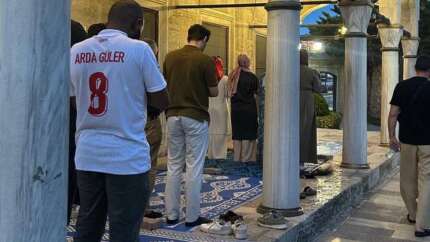 Diyanet'e tepki yağıyor! Üsküdar’daki Kuşkonmaz Camii’nde kadınlar erkeklerin önünde saf tutup namaz kıldı