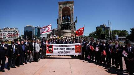1974 Barış Harekatı'nın 51. yıl dönümünde Kıbrıs Gazileri Taksim'de esas duruşta selam verdi