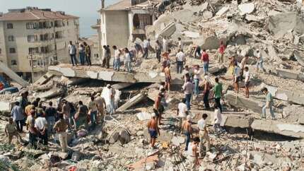 26 yıldır dinmeyen acı! 17 Ağustos depreminde hayatını kaybedenler duygu dolu törenle anıldı