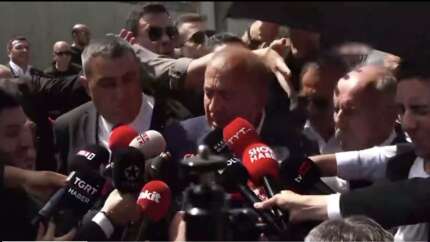 Gürsel Tekin’e CHP il binası önünde su şişesi fırlatıldı! "İsterse kurşun atsınlar, sorun değil"