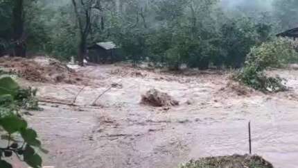 Karadeniz’i sel vurdu! Şiddetli sağanak felakete yol açtı: Dereler taştı, yollar kapandı