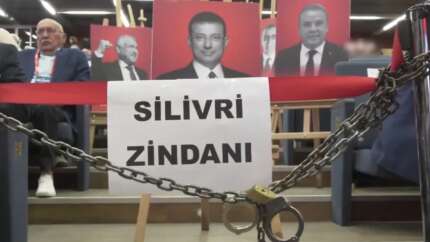 CHP’de kurultay atmosferine damga vuran detay! Zincirler, kelepçeler ve “Silivri Zindanı”