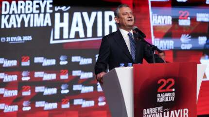 CHP’de tek adaylı kurultay: Özgür Özel tüm oyları alarak yeniden genel başkan seçildi