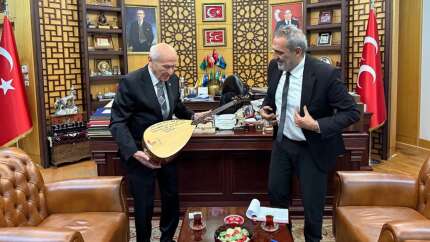 Yavuz Bingöl'den sürpriz ziyaret! Önce alevi deyişi çaldı, sonra o sazı Devlet Bahçeli'ye hediye etti