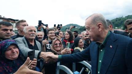 Erdoğan’a Rize’de sevgi seli! Cuma namazı sonrası vatandaşlarla sohbet etti