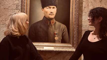 Atatürk fotoğrafı önünde LGBT propagandasına tepki yağdı! “Sapkınlığınıza Atatürk’ü karıştırmayın”