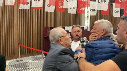 CHP Afyonkarahisar kongresinde arbede: İki grup birbirine girdi!