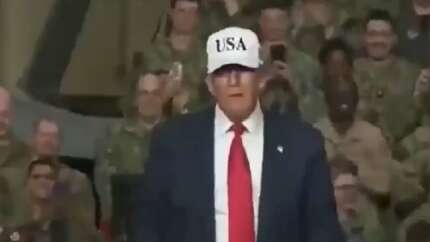 Trump Japonya’da pisti salladı! ABD Donanması önünde dans etti, sosyal medya yıkıldı
