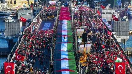 Galata Köprüsü'nde Filistin için tarihi buluşma! Büyük Gazze Yürüyüşü başladı... SuperHaber olarak alandayız!