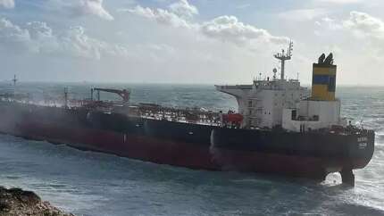 Bozcaada açıklarında fırtınada sürüklenen tanker karaya oturdu
