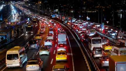 İstanbul'da trafik resmen kilitlendi! Yoğunluk yüzde 81'e çıktı