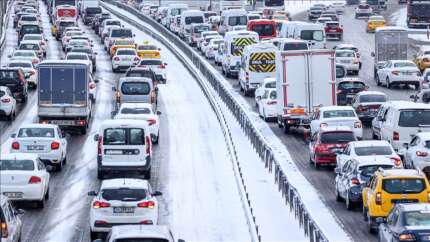 Kar mutluluğu yerini trafik çilesine bıraktı! İstanbul'da etkili olan kar yağışı trafiği kilitledi! AKOM ve Meteoroloji'den peş peşe uyarı...