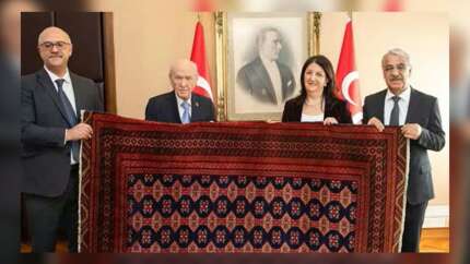 Bozkurt figürü mü o... Öcalan'ın Bahçeli'ye hediye ettiği kilimin gizli mesajları neler?