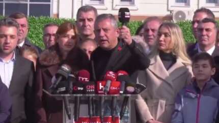 Özgür Özel TRT mikrofonu ile kavga etti! TRT'nin yolsuzlukları haber yapmasına tepki gösterdi
