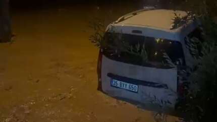 İzmir'i sağanak vurdu: Yollar göle döndü