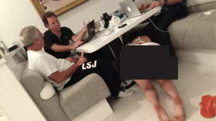 Epstein dosyasında yeni skandal! Dünyayı ayağa kaldıran kare: Masanın altındaki kadına ve duvardaki resme dikkat!