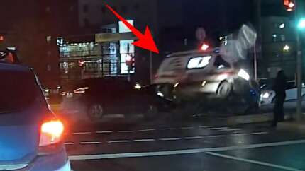 Kartal'da can pazarı: Hasta taşıyan ambulans takla attı! Saniye saniye kamerada...