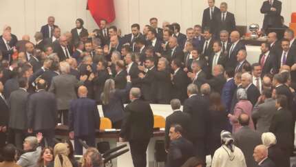 CHP'li vekiller, Adalet Bakanı Akın Gürlek'in yemininden önce Meclis'te kürsüyü işgal etti! İşte TBMM'de kavga anları...